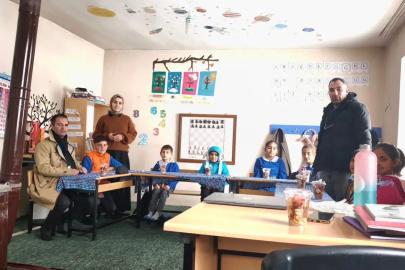 Köy okulu öğrencilerine waffle sürprizi