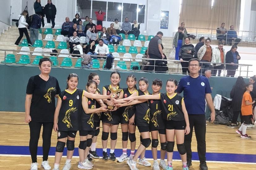 Köyceğizli minikler Voleybol Turnuvası’nda şampiyon oldu