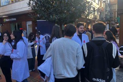 KTÜ Tıp öğrencileri AIDS’e karşı farkındalık için sahada