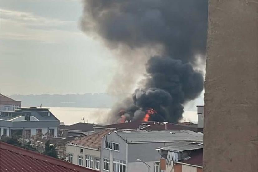 Küçükçekmece’de 4 katlı binanın çatı katından alevler yükseldi: O anlar kamerada