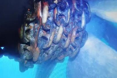 Küçükçekmece’de Alatepe Tankeri pervanesine dolanan zincir su altından görüntülendi