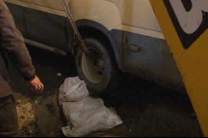 Küçükçekmece’de minibüs yağmur sonrası çöken yola düştü