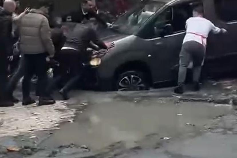 Küçükçekmece’de yağmur sonrası çöken yolda, araçlar çukura düştü