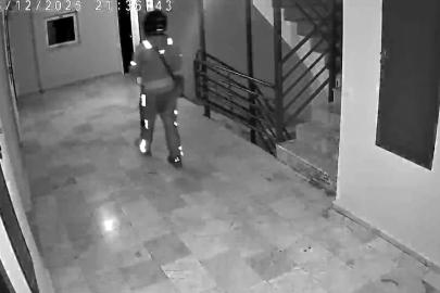 Kurye sipariş getirdiği binaya tuvaletini yaptı