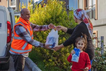Kuşadası Belediyesi süt dağıtımına devam ediyor