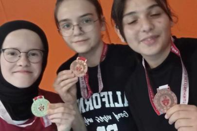 Kütahya Akşemsettin Kız Anadolu İmam Hatip Lisesi’nin masa tenisi başarısı