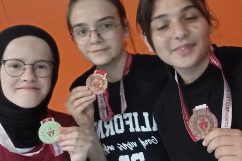 Kütahya Akşemsettin Kız Anadolu İmam Hatip Lisesi’nin masa tenisi başarısı