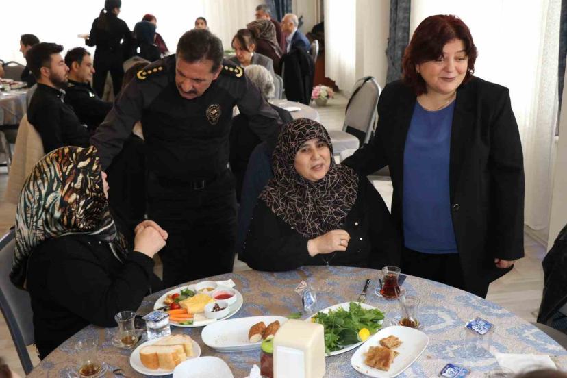 Kütahya Emniyeti şehit aileleri ve gazilerle kahvaltıda buluştu