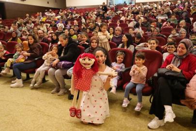 Kütahya’da ’Ecem ile Çilek Vantrolog Gösterisi’ne çocuklardan ilgi