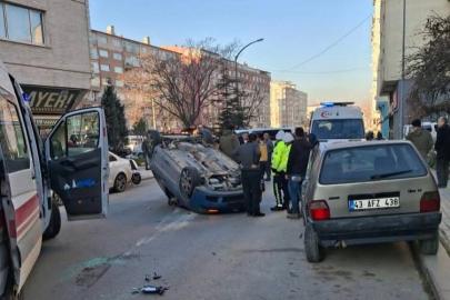 Kütahya’da park halindeki araçlara çarpan otomobil takla attı: 2 yaralı