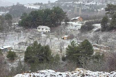 Kütahya’nın yüksek kesimleri mevsimin ilk karıyla beyaza büründü