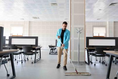 Kütüphanede memur, amfide tıp öğrencisi