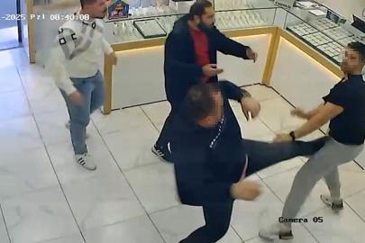 Kuyumcuların ’müşteri’ kavgası kamerada