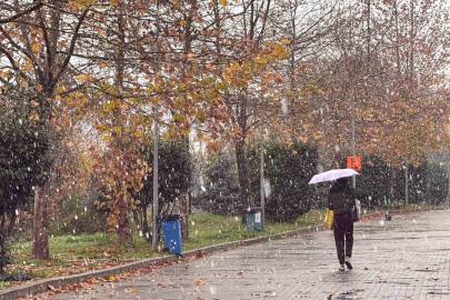 Lapa lapa yağdı, aniden bitti: Kampüste kar sadece 5 dakika sürdü