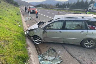 Lastiği patlayan otomobil bariyere çarpıp takla attı