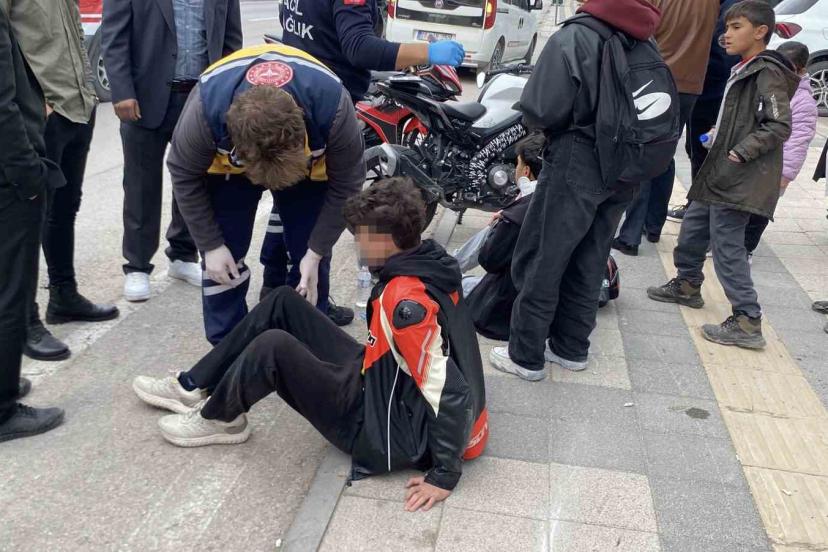 Liseli öğrencilerin motosiklet gezintisi hastanede son buldu: 3 yaralı