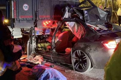 Lüks otomobil kamyona ok gibi saplandı: 1 ölü, 2 yaralı
