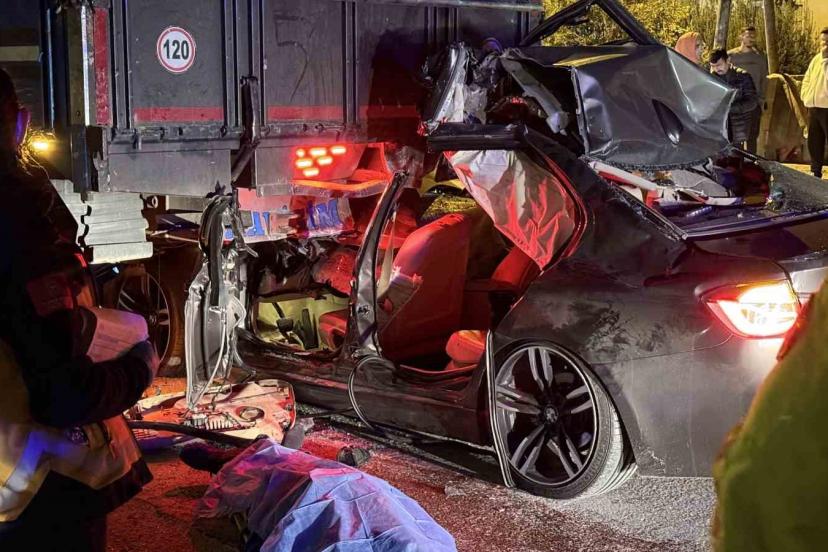 Lüks otomobil kamyona ok gibi saplandı: 1 ölü, 2 yaralı