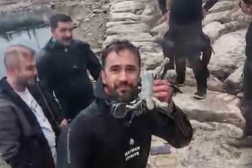 Malabadi Köprüsü’ndeki dalışta çok sayıda teknoloji ürünü bulundu