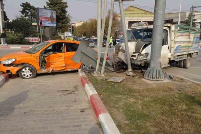Malatya’da kamyonet ile ticari taksi çarpıştı: 2 yaralı