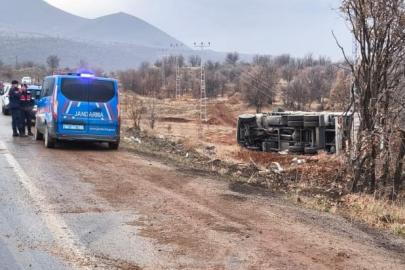 Malatya’da kontrolden çıkan kamyon devrildi: 1 yaralı