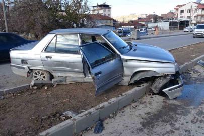 Malatya’da temizlik aracı ile çarpışan araç refüje çıktı