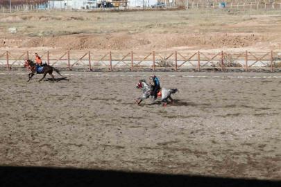 Malatya’nın Yazıhan ilçesinde ata sporu atlı cirit yaşatılıyor