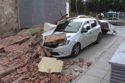 Maltepe’de inşaatın istinat duvarı arabanın üzerine yıkıldı