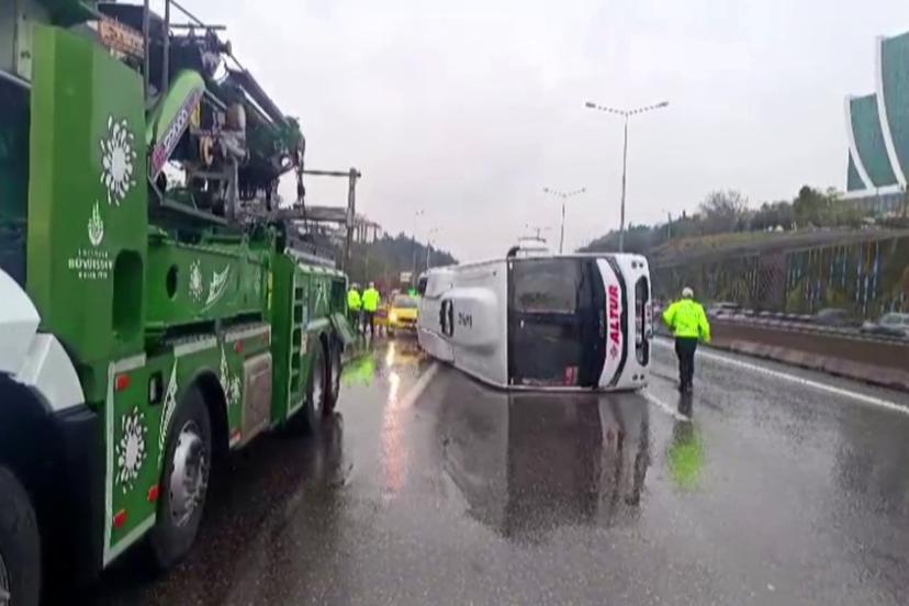 Maltepe’de servis minibüsü devrildi: 5 yaralı