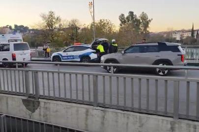 Manavgat Köprüsü’nde devrilerek otomobile çarpan motosikletli yaralandı