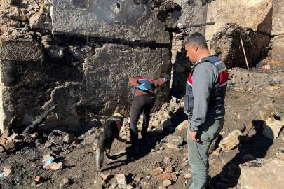 Manisa’da 5 evin kül olduğu yangında ölen kadının cenazesine ulaşıldı