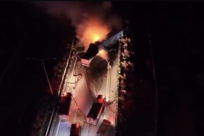 Manisa’da kaza yapan tırlar alev aldı