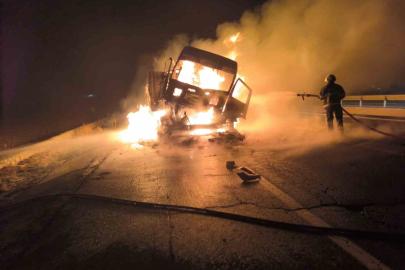 Mardin’de çarpışan iki tırdan biri yandı