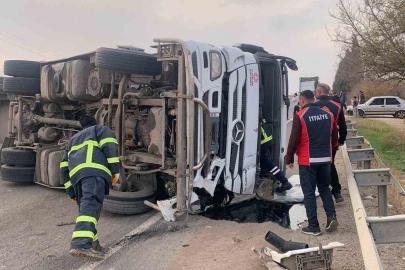 Mardin’de devrilen akaryakıt yüklü tırın sürücüsü yaralandı