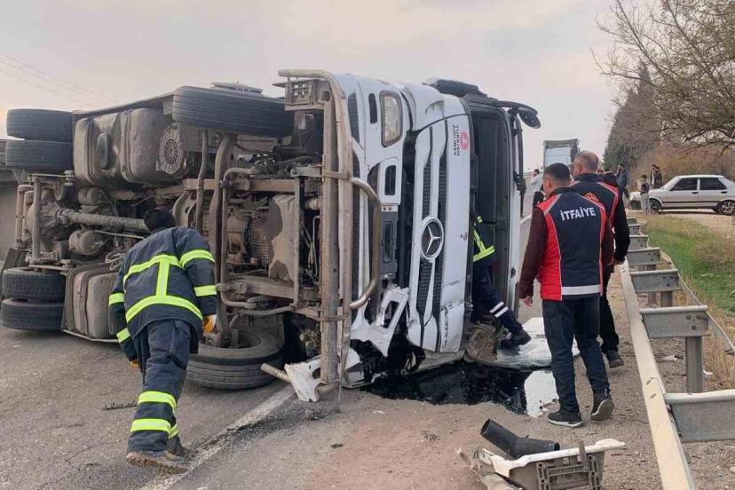 Mardin’de devrilen akaryakıt yüklü tırın sürücüsü yaralandı