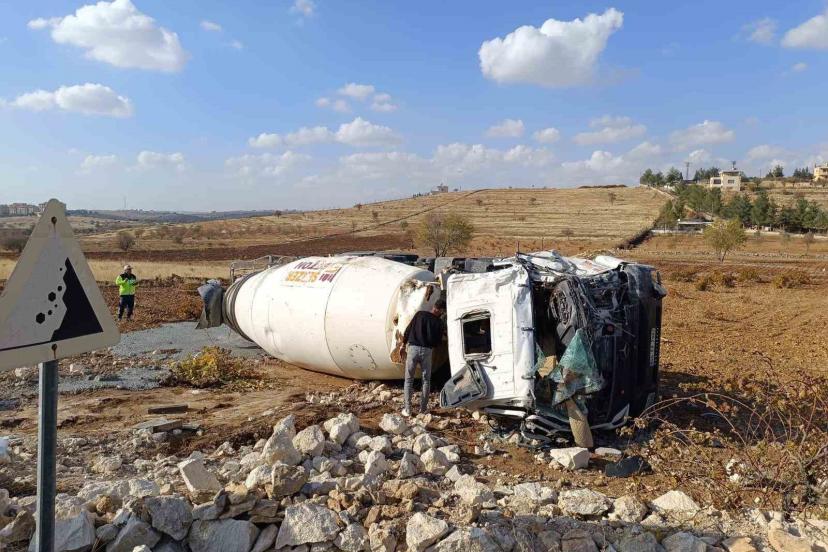 Mardin’de devrilen beton mikserinin sürücüsü yaralandı