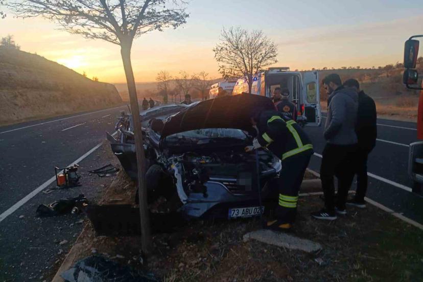 Mardin’de otomobil ile tırın çarpıştığı kazada 1 kişi öldü, 2 kişi yaralandı