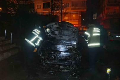 Mardin’de park halindeki otomobilde çıkan yangın söndürüldü