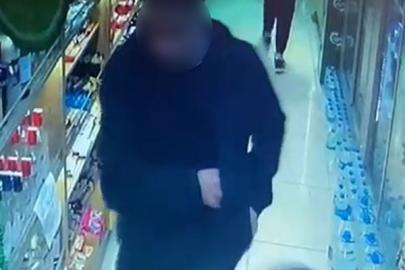 Marketten alkollü içecek çalan şahıs kameraya yakalandı