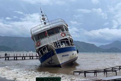 Marmaris’te iskeleye çarpan tekne karaya oturdu