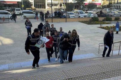 Masaj salonlarında fuhuş operasyonunda 5 tutuklama