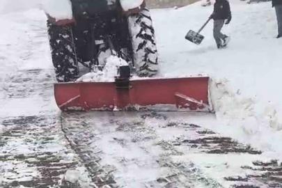 Mazıdağı’nda traktörlerin arkasına bağlanan aparatlarla kar temizleme çalışması yaptılar