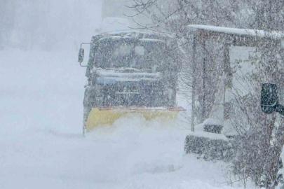 Mehmetçik karla kaplı yolları açtı