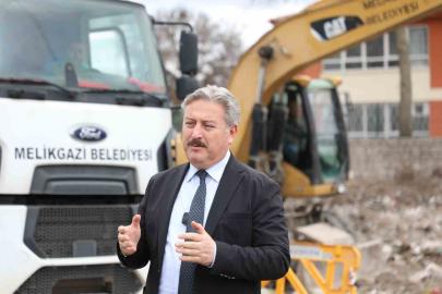 Melikgazi Belediyesi ilçedeki metruk yapıların yıkımına devam ediyor