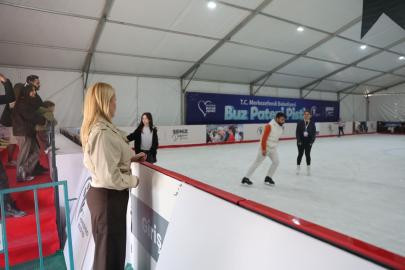 Merkezefendi’de buz pateni pisti açıldı