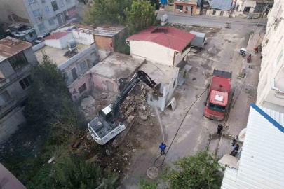 Mersin’de ağır hasarlı bina kontrollü şekilde yıkıldı