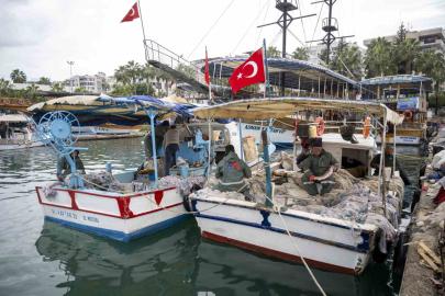 Mersin’de balıkçılara ekipman desteği sürüyor
