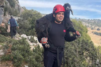 Mersin’de kayalıklarda mahsur kalan 2 keçi itfaiye ekiplerince kurtarıldı