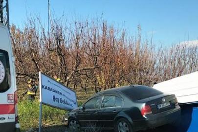 Mersin’de otomobil otobüs durağına çarptı: 2 yaralı