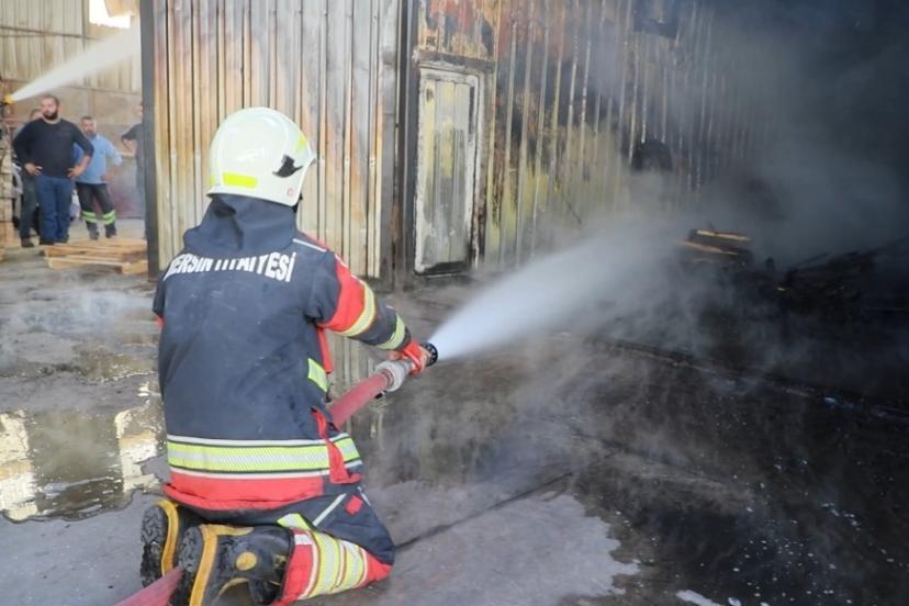 Mersin’de palet imalathanesinde çıkan yangın kontrol altına alındı